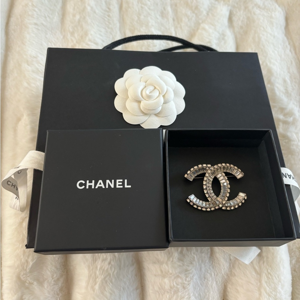 CHANEL CC Logo Signature Silver With Crystal Brooch